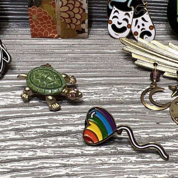 Mixed Vintage Funky & Fun Buttons Pins Pinbacks Lot of 15 Assorted Quirky - Picture 7 of 10